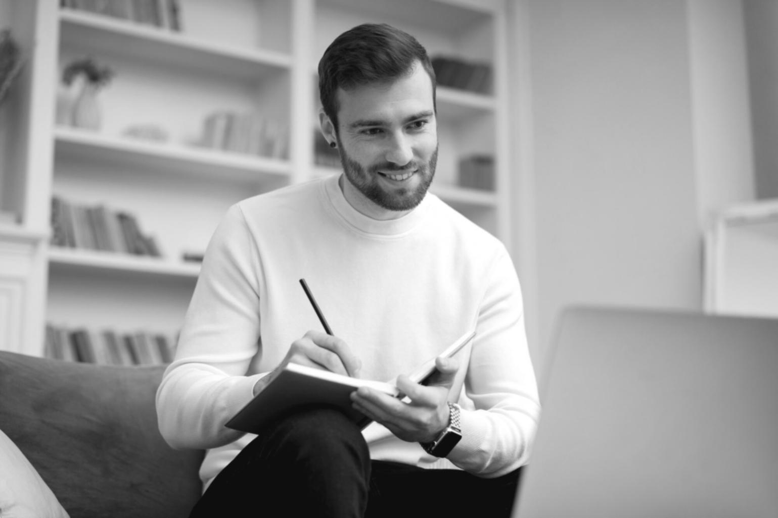 Equipo colaborando en estrategias financieras empresariales